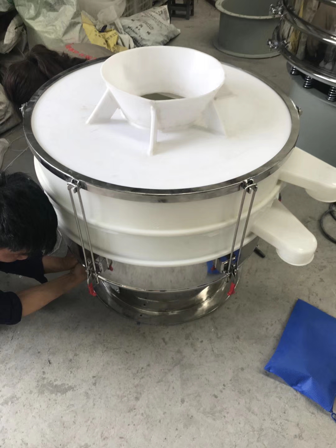 食品級振動篩那里生產(chǎn)食鹽、白砂糖篩選機